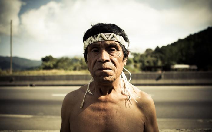 Guarani dizem que a duplicação da BR 101 auxiliou o processo de retiradas de não índios da TI. Na foto Dario Guarani | Gustavo Amora - Comova