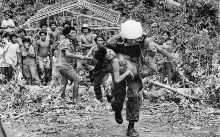Piloto da FAB socorre vítima yanomami de invasão garimpeira, 1990 | Charles Vincent-ISA