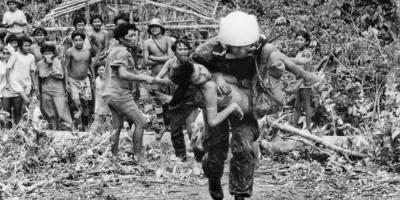 Piloto da FAB socorre vítima yanomami de invasão garimpeira, 1990 | Charles Vincent-ISA